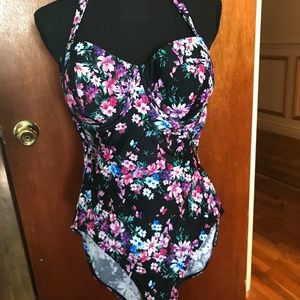 Figleaves Underwire Convertible Strapless/Halter Floral Swimsuit in a size 36DD